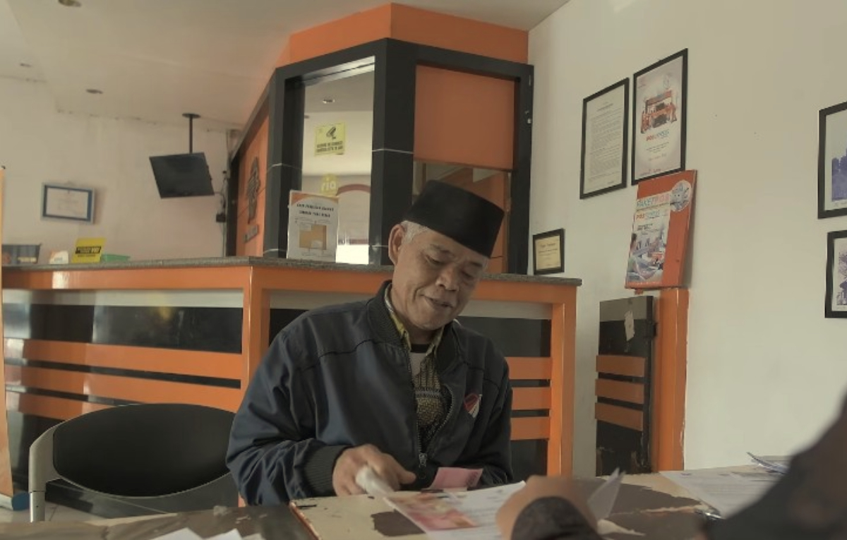 Warga sedang mencairkan Bansos.