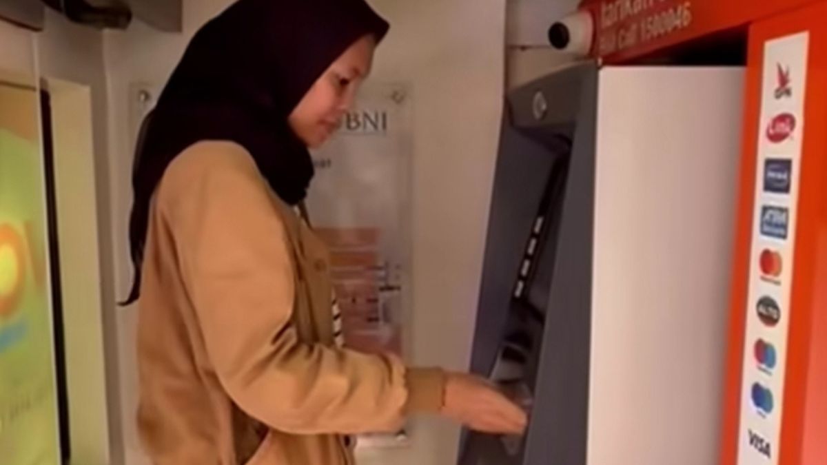 Ilustrasi: Masyarakat mengecek pencairan bantuan sosial (bansos) melalui ATM.