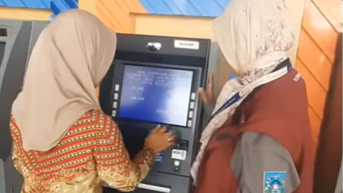 Ilustrasi Pencairan Bansos disampingi petugas Pendamping Sosial