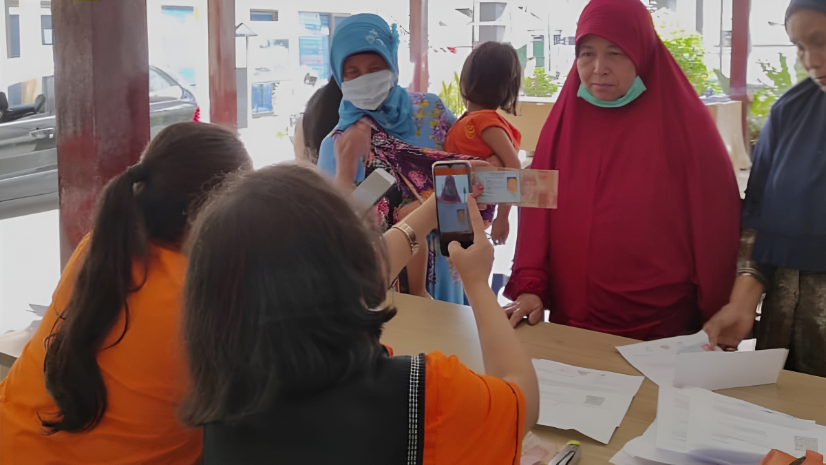 Ilustrasi: Penyaluran bantuan sosial (bansos) kepada para penerima manfaat atau KPM.