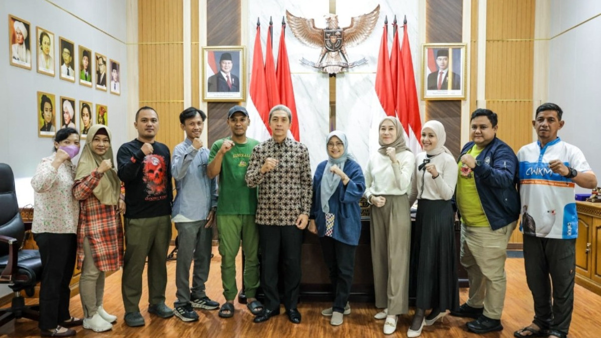 Wali Kota Bogor Dedie A Rachim bersama relawan dari Kota Bogor.
