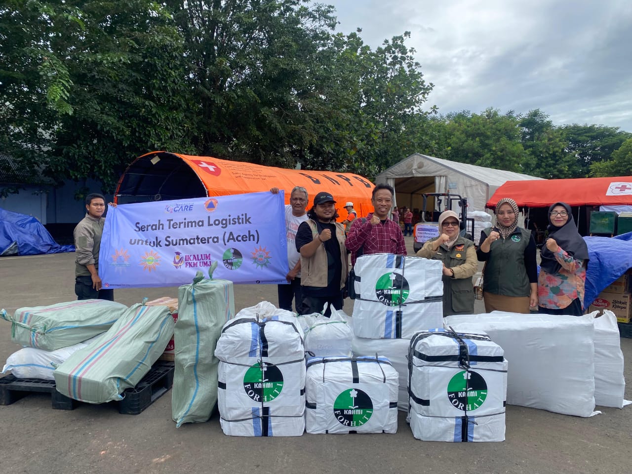 Penyaluran bantuan logistik bagi korban bencana alam yang akan dikirim ke Aceh.