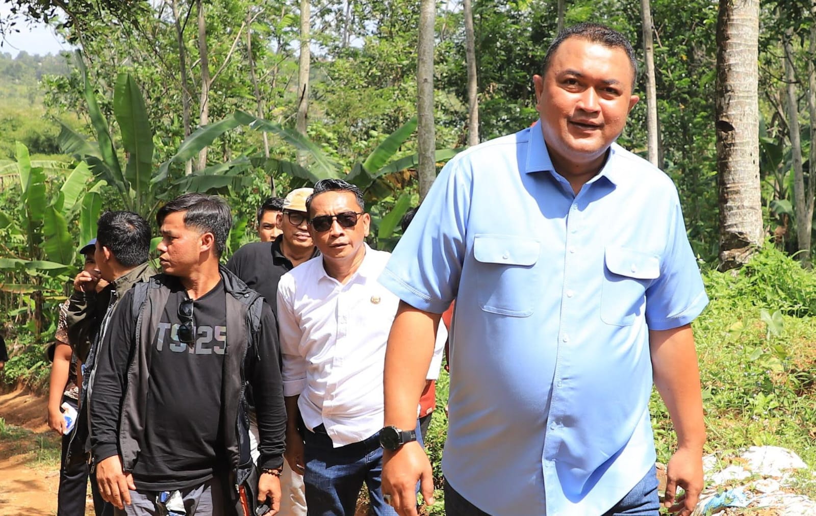 Camat Citeureup saat menemani Bupati Bogor, Rudy Susmanto meninjau lokasi yang direncanakan sebagai hutan kota di Desa Tajur, Kecamatan Citeureup, Kabupaten Bogor.