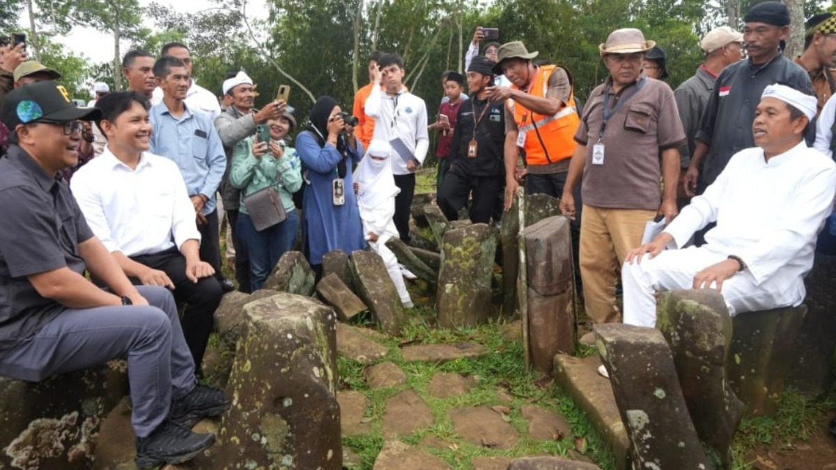Gubernur Jawa Barat Dedi Mulyadi saat meresmikan dimulainya rekonstruksi situs Gunung Padang di Kabupaten Cianjur.