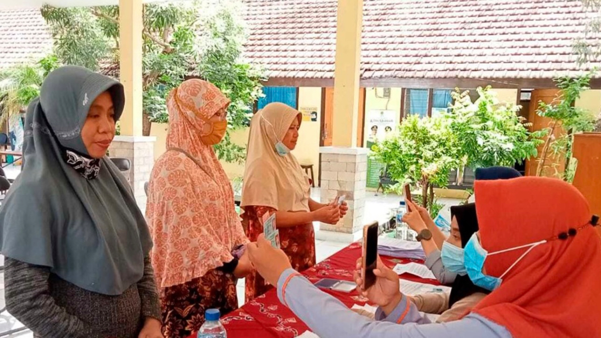 Ilustrasi. KPM mengambil bansos BPNT.