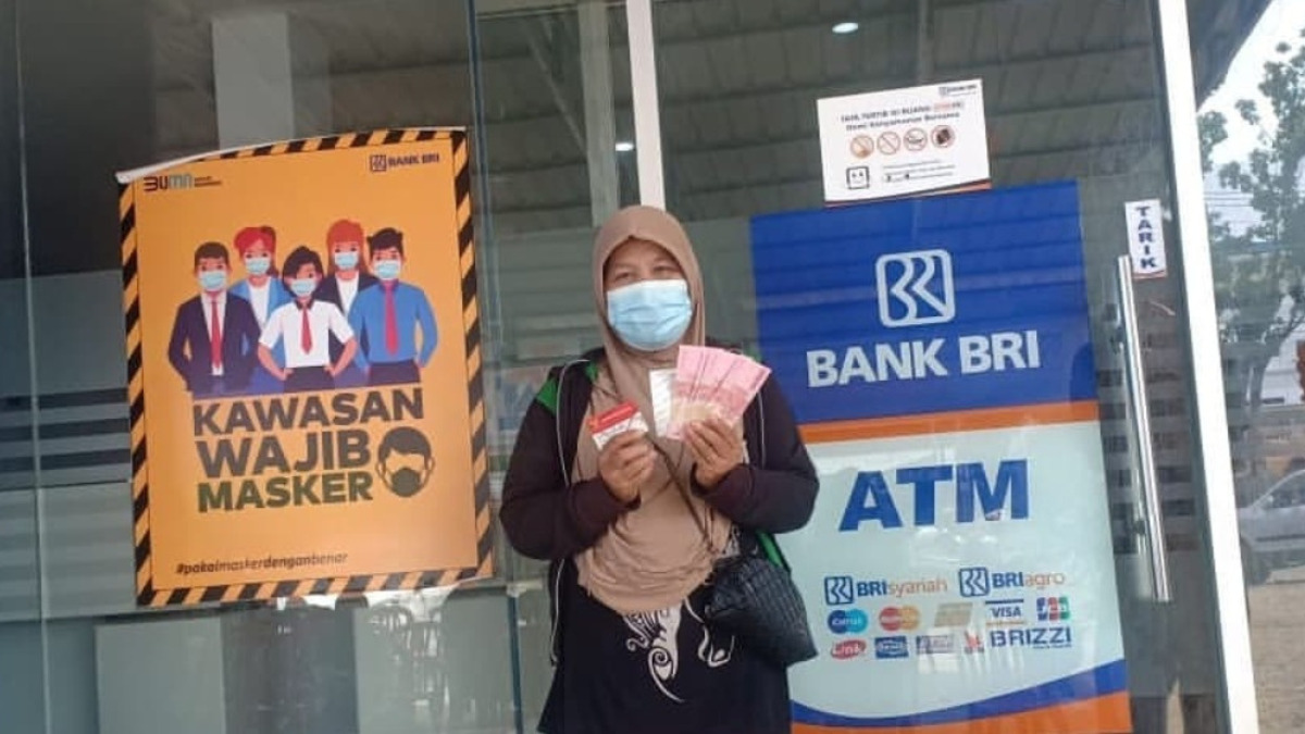 Ilustrasi KPM mengambil dana bansos di bank