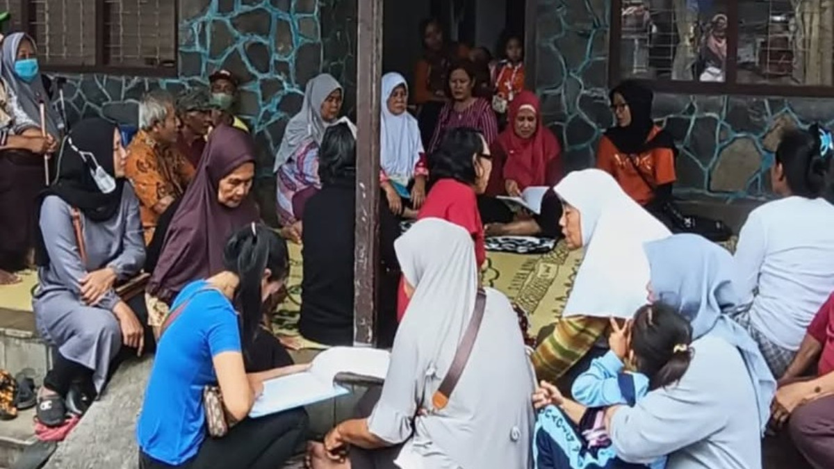 Ilustrasi pendamping PKH sedang mendata NIK KPM