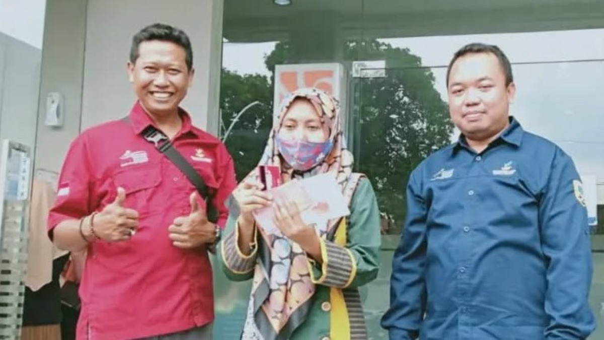 Ilustrasi penyaluran bansos PKH BPNT ke KPM.