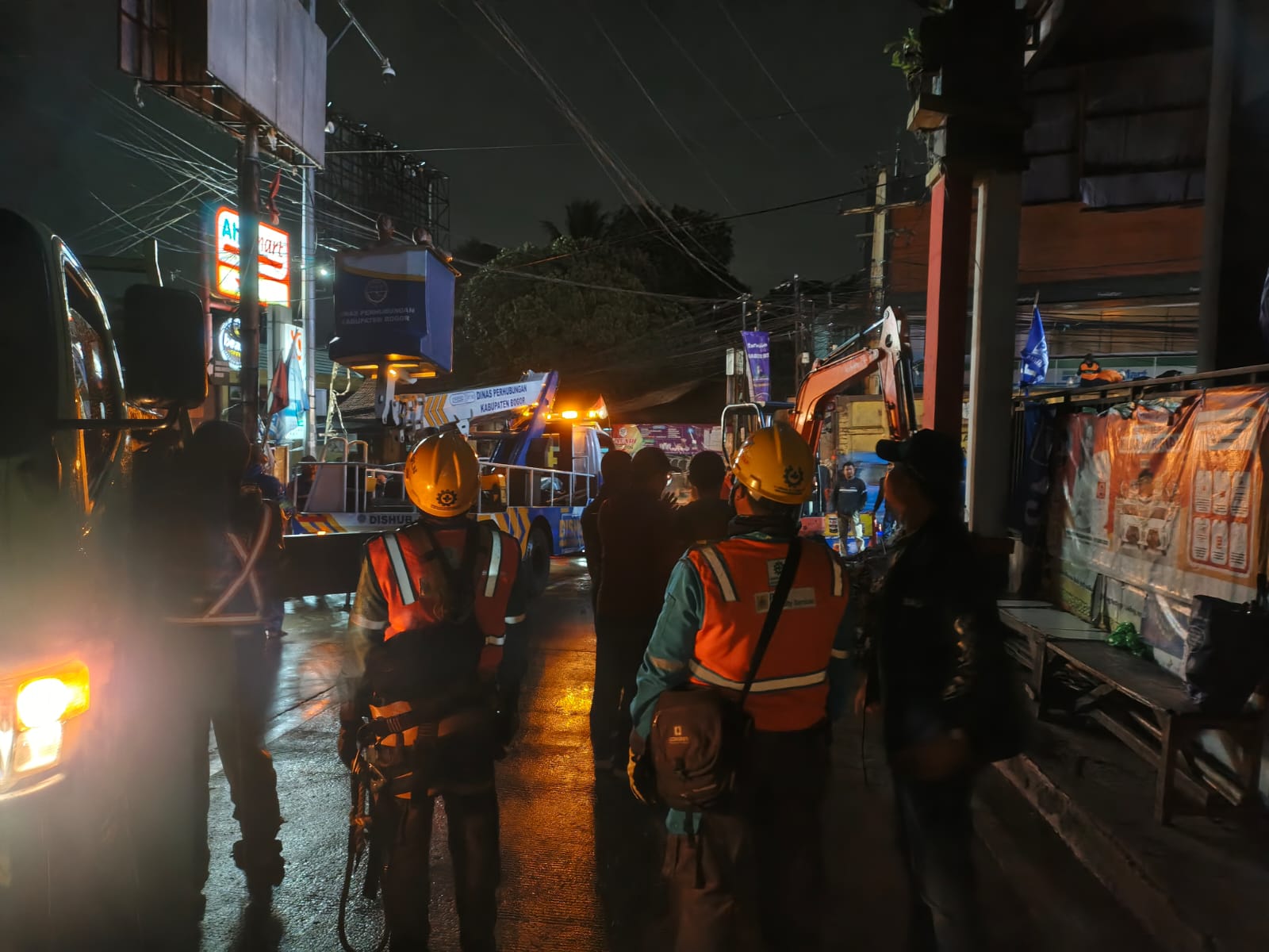 Pemkab Bogor membongkar sejumlah lapak pedagang dan gapura di jalur alternatif Puncak Gadog-Cikopo Selatan, Kecamatan Megamendung.