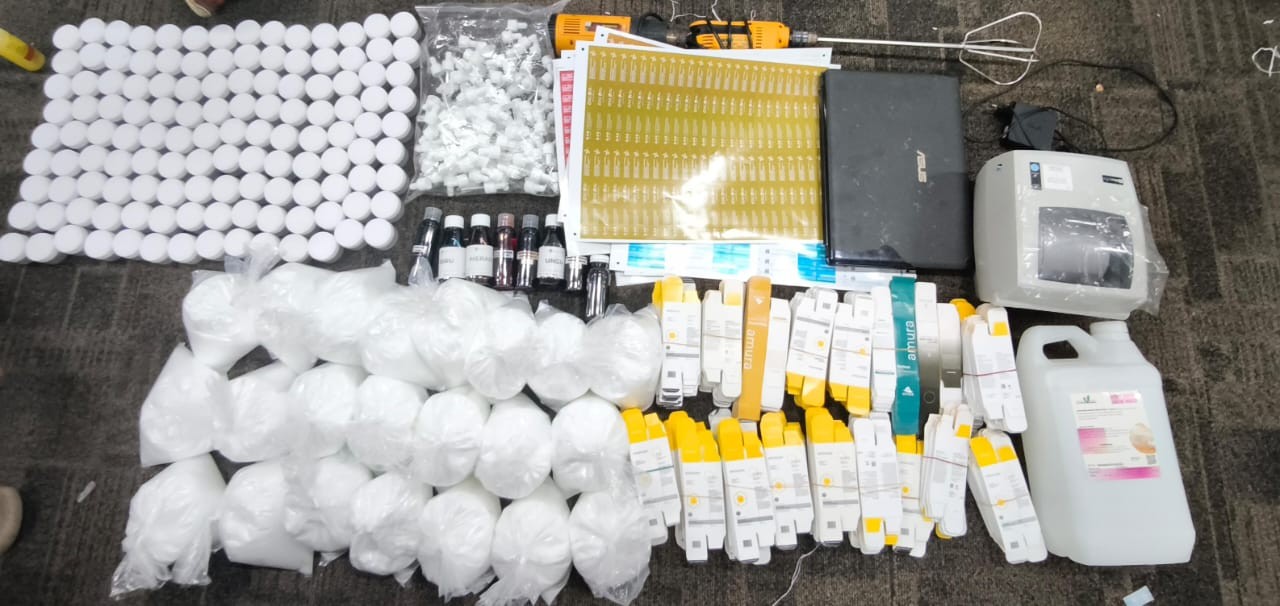 Barang bukti kosmetik ilegal bermerek palsu di Tamansari, Kabupaten Bogor, yang berhasil dibongkar pihak kepolisian.