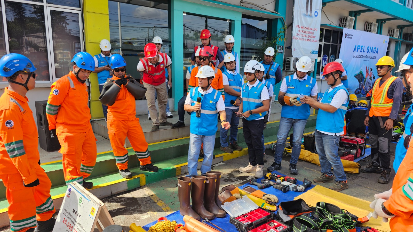 PLN Gunung Putri memastikan kesiapan sistem kelistrikan dengan menyiagakan petugas dalam rangka menyambut libur nataru.