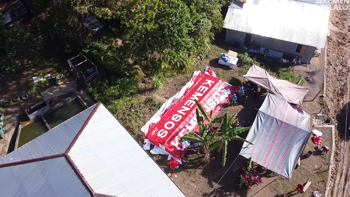 Ilustrasi pembangunan tenda pengungsian dari Kemensos