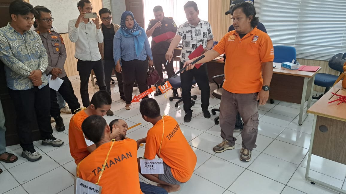 Rekontruksi kasus pembunuhan yang dilakukan tiga tersangka di Mapolsek Bojonggede, Polres Metro Depok, Selasa 16 Desember 2025.
