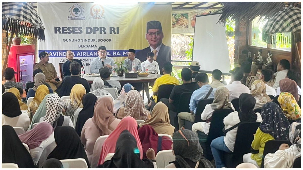 Anggota Komisi IX DPR RI Ravindra Airlangga saat menyerap aspirasi masyarakat Kabupaten Bogor dalam kegiatan reses di Rancabungur dan Gunungsindur, Senin 15 Desember 2025.
