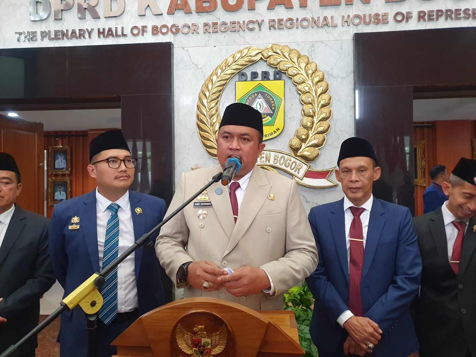 Bupati Bogor, Rudy Susmanto saat dimintai keterangan oleh Radar Bogor di gedung DPRD Kabupaten Bogor, Selasa 16 Desember 2025.