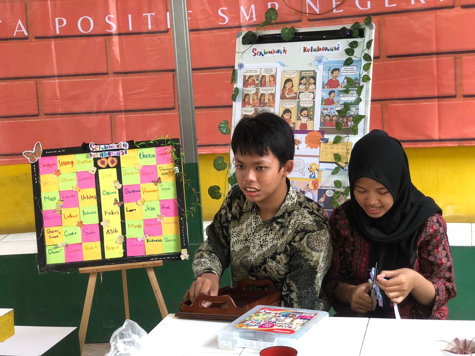 Siswa SMPN 13 Kota Bogor yang tengah melakukan aktifitas di Bale Lintas Generasi sekolahnya.