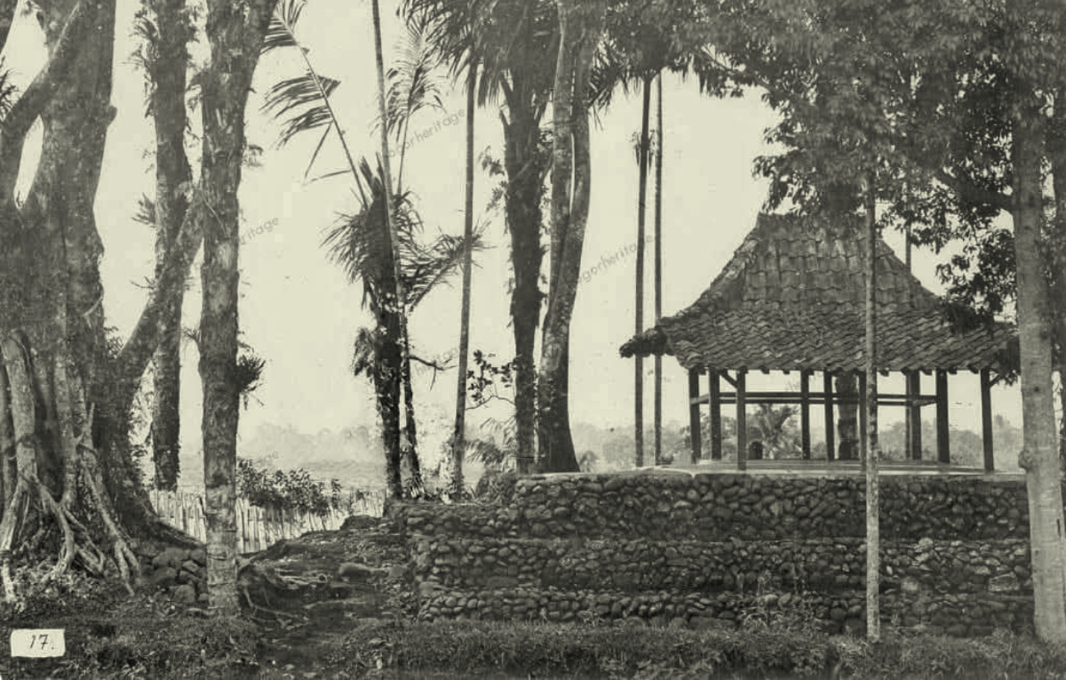 Suasana makam Uyut Dalem Batutulis, hasil fotografi Pemerintah Kolonial Belanda, awal 1800-an.