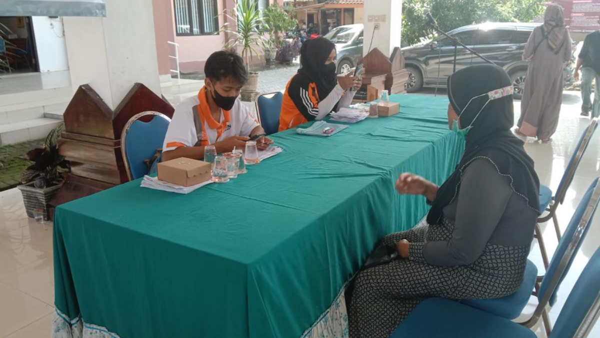 Ilustrasi. Penyaluran bansos KPM dari Kemensos melalui pemerintah daerah.