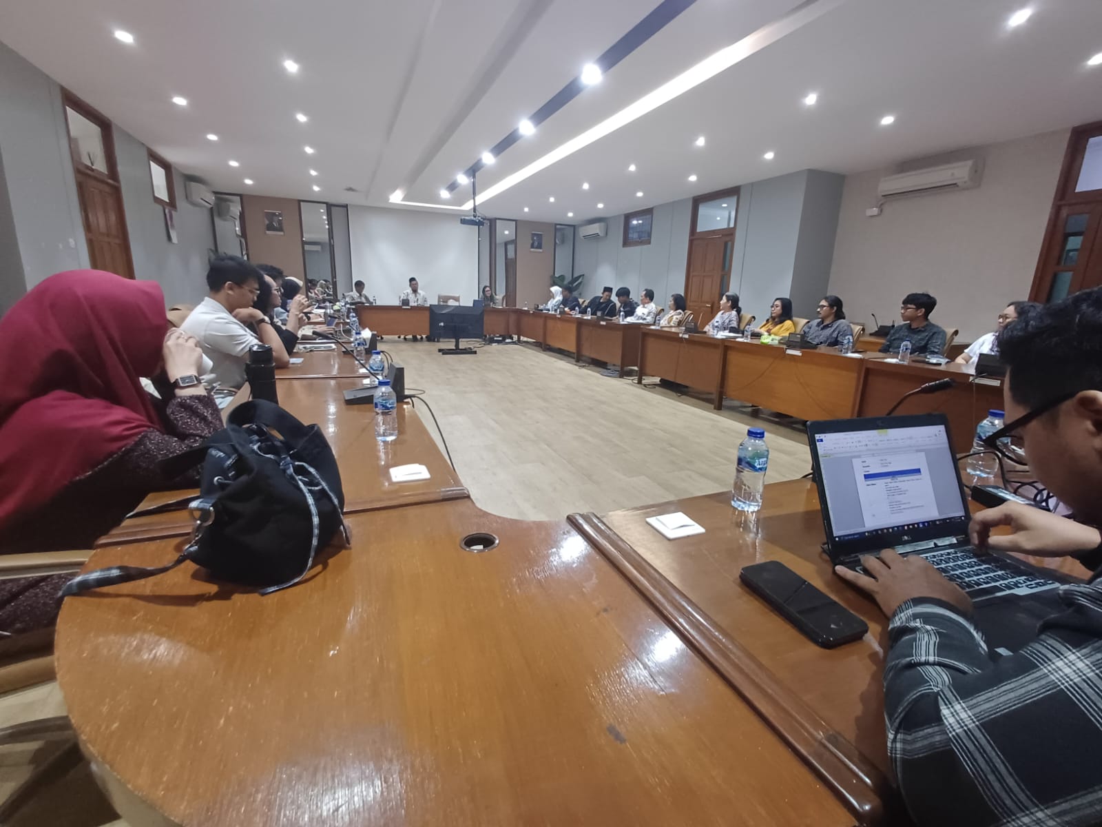 Pembahasan KUHP Nasional 2023 dalam Interfaith Dialogue yang diadakan Yayasan Satu Keadilan (YSK) di Kampus Mubarak, Parung, Senin 15 Desember 2025.