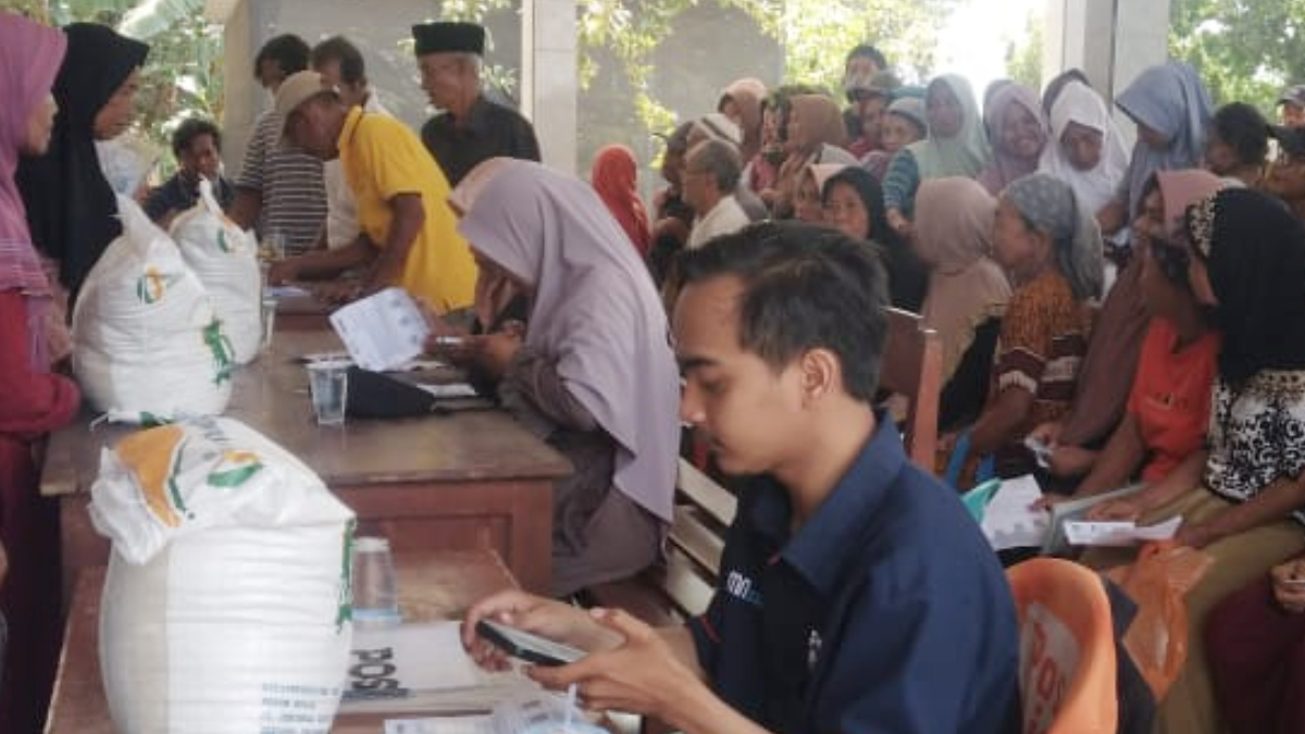 Ilustrasi: Penyaluran bantuan sosial (bansos) kepada para penerima manfaat atau KPM.