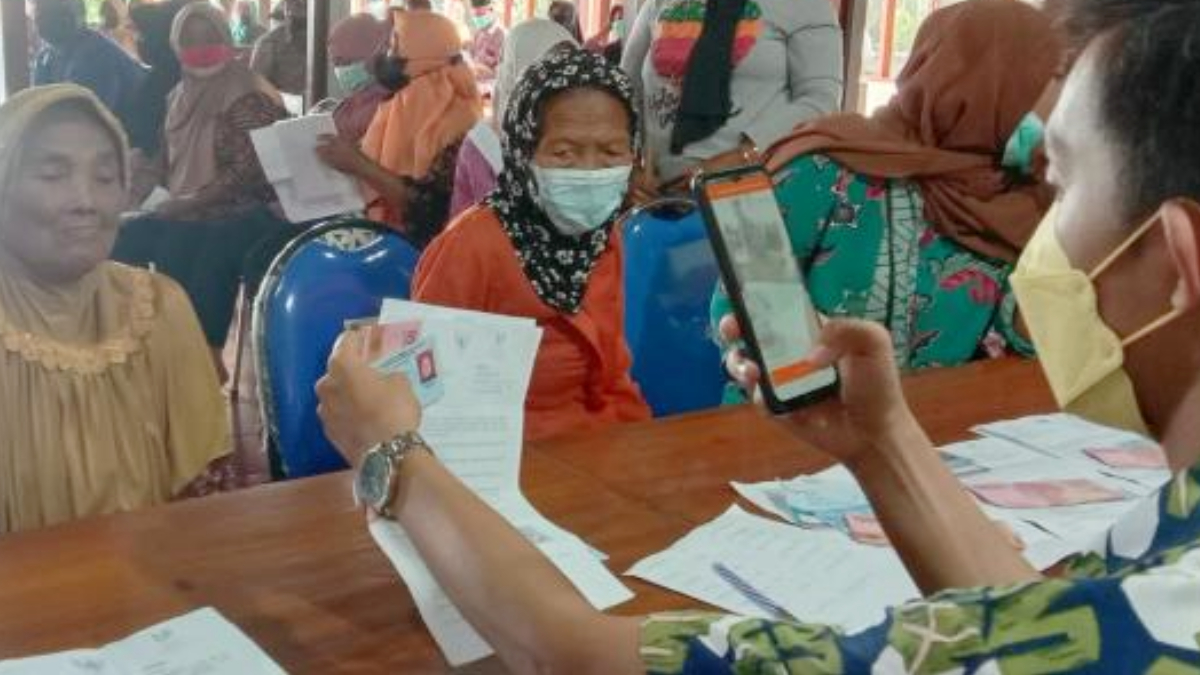 Ilustrasi: Penyaluran bantuan sosial (bansos) kepada para penerima manfaat atau KPM.