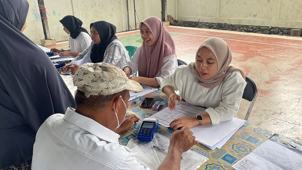 Ilustrasi: Penyaluran bantuan sosial (bansos) kepada para penerima manfaat atau KPM.