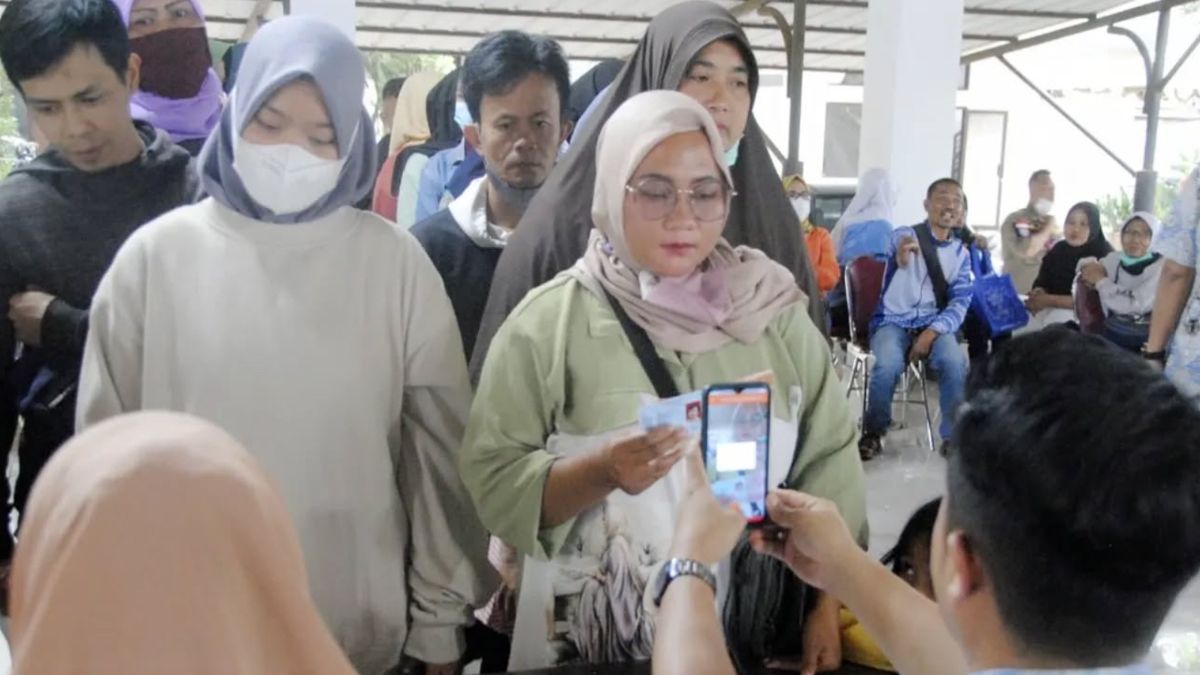 Ilustrasi: Penyaluran bantuan sosial (bansos) kepada para penerima manfaat atau KPM.