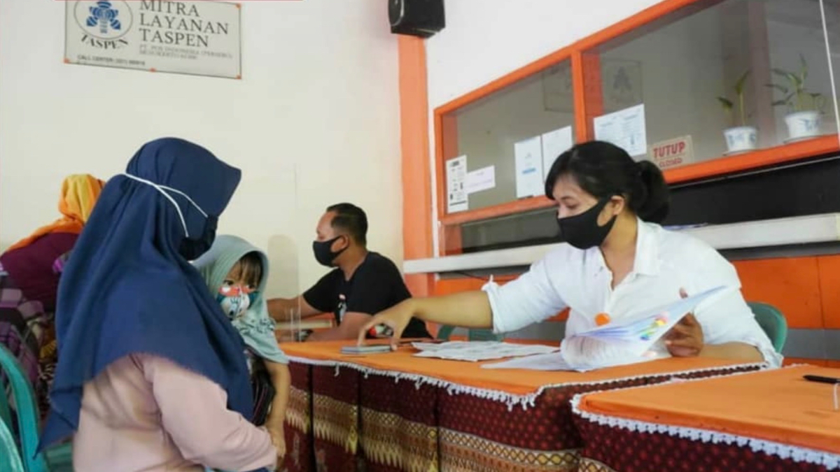 Ilustrasi: Penyaluran bantuan sosial (bansos) kepada para penerima manfaat atau KPM.