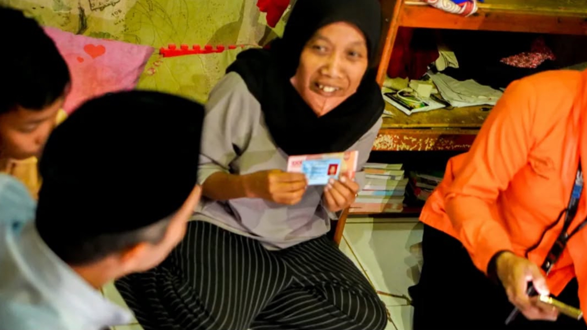 Ilustrasi: Penyaluran bantuan sosial (bansos) kepada para penerima manfaat atau KPM.