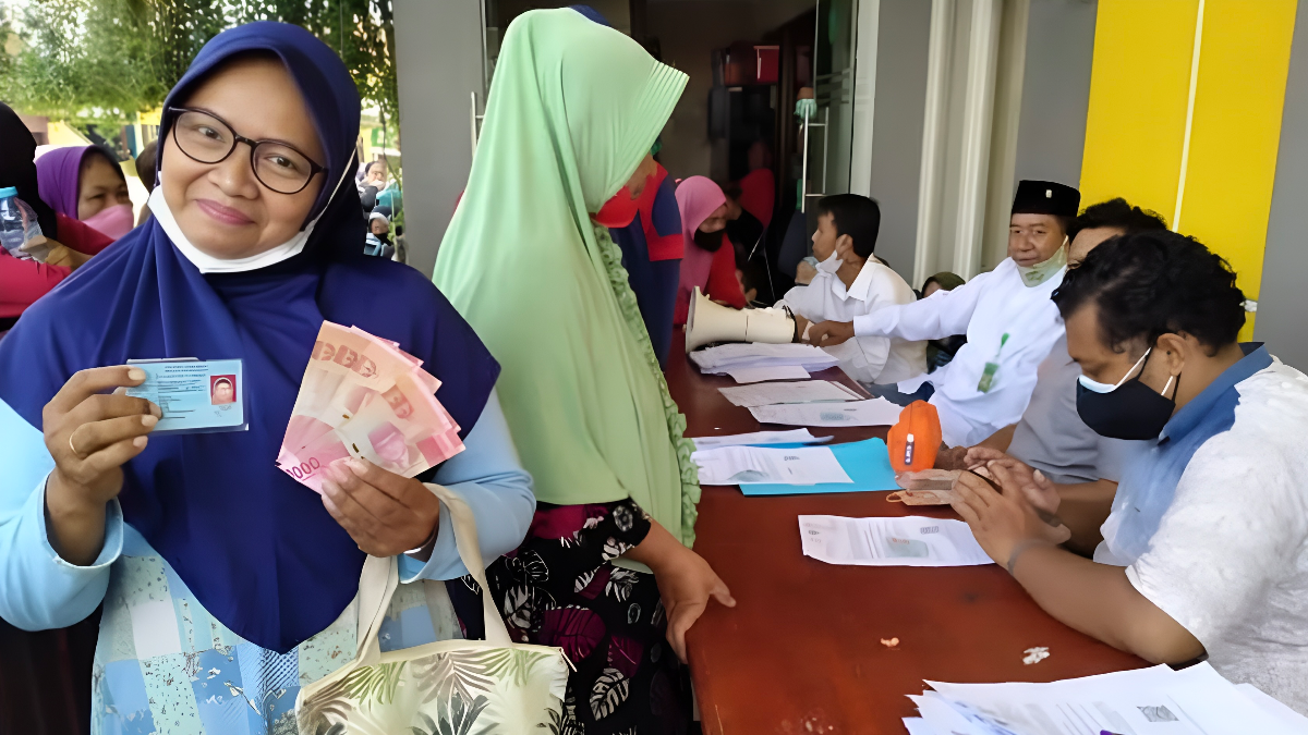 Ilustrasi: Penyaluran bantuan sosial (bansos) kepada para penerima manfaat atau KPM.