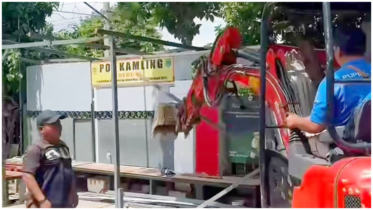 Pembongkaran lapak PKL dan bangli di Kemiri Muka oleh Satpol PP Kota Depok.
