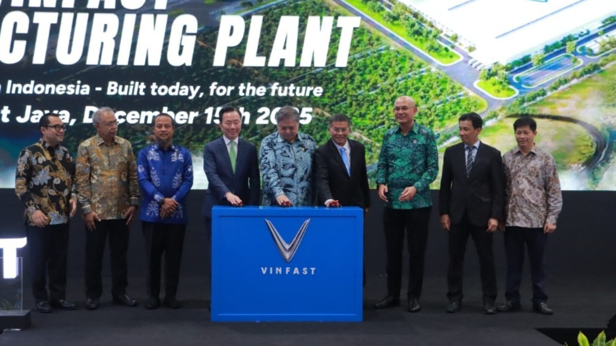 Peresmian pabrik baru VinFast oleh Wakil Gubernur Jawa Barat Erwan Setiawan dan Menko Perekonomian Airlangga Hartarto.