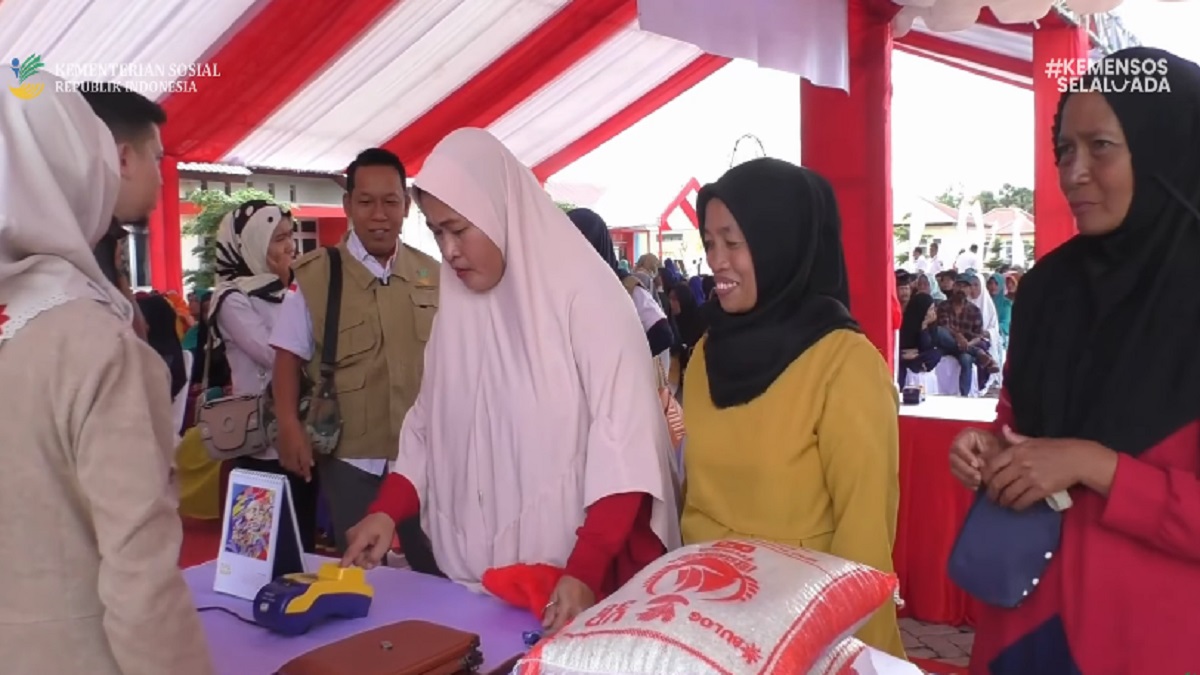 Ilustrasi. Penyaluran bansos beras untuk KPM PKH BPNT.