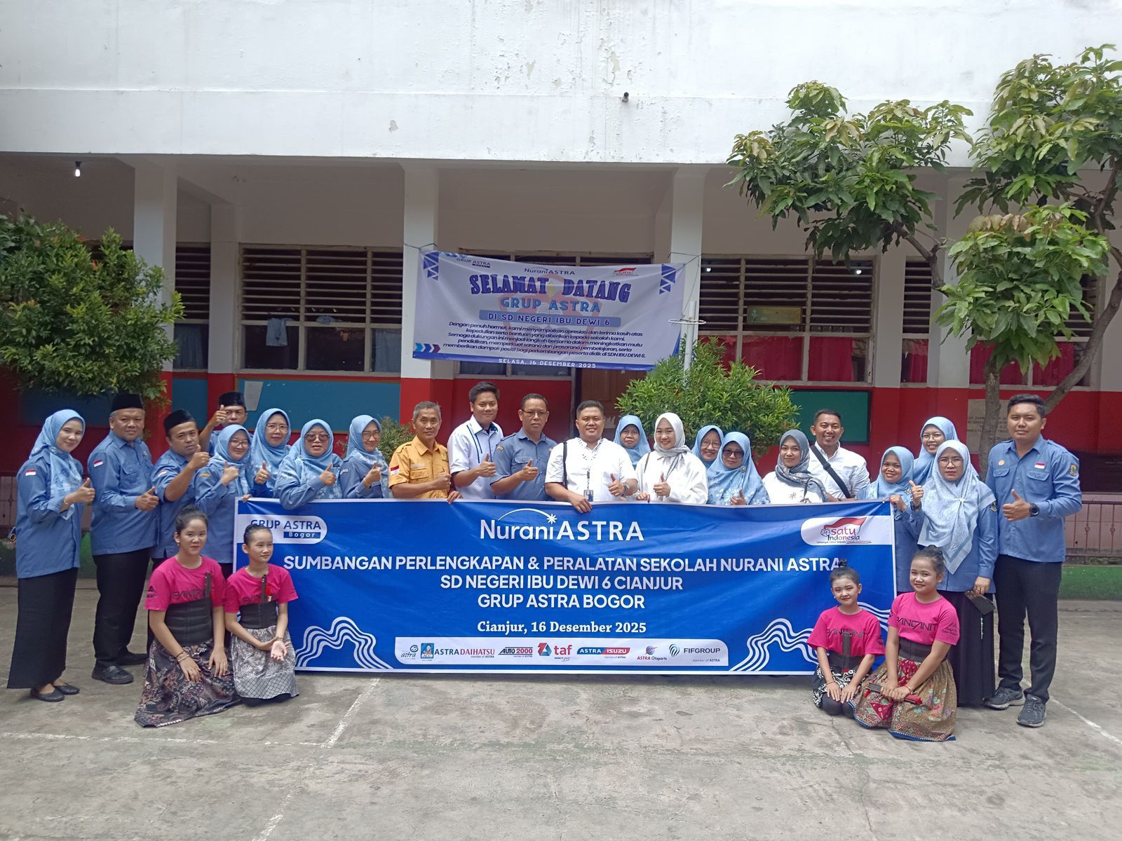 Grup Astra Bogor, memberikan bantuan senilai Rp 100 juta kepada tiga SDN di Cianjur.