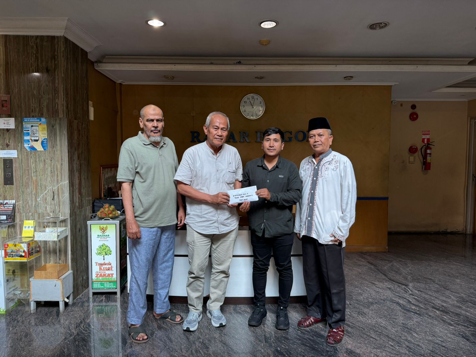 Perwakilan Paguyuban Blok F Pasar Kebon Kembang, Kota Bogor, saat menyalurkan donasi untuk korban bencana ke Radar Bogor, Rabu 17 Desember 2025.