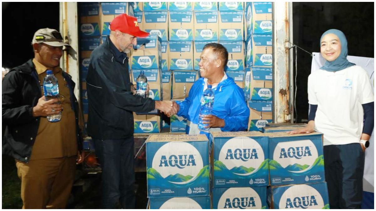 Laurent Boissier, CEO Danone Indonesia saat menyerahkan bantuan AQUA untuk warga korban bencana di Tapanuli Tengah.