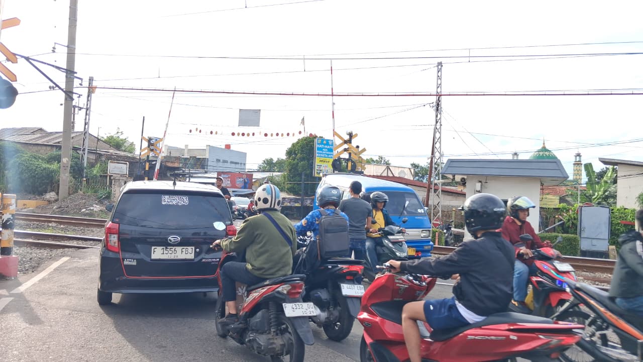 Pantauan Radar Bogor di perlintasan kereta api Bojonggede, Kecamatan Bojonggede, Kabupaten Bogot, Rabu 17 Desember 2025.