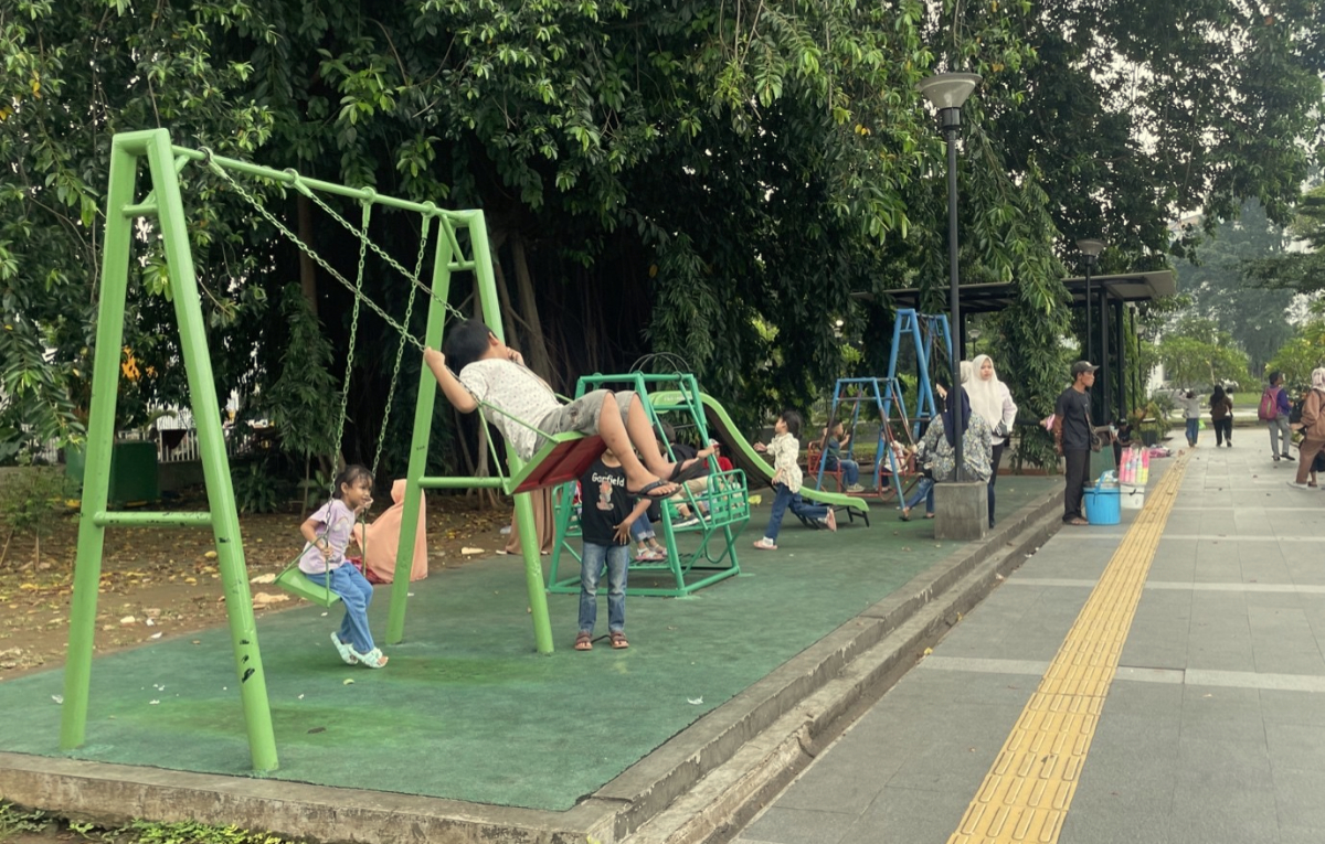 Lanskap sejarah yang bertransformasi menjadi Alun-alun Kota Bogor, merupakan media lanskap untuk rekreasi masyarakat Kota Bogor.