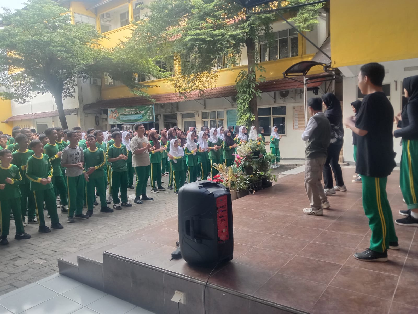 Siswa MTs Ash Shoheh Citeureup, Kabupaten Bogor, saat mengikut class meeting yang diselenggarakan di sekolahnya.
