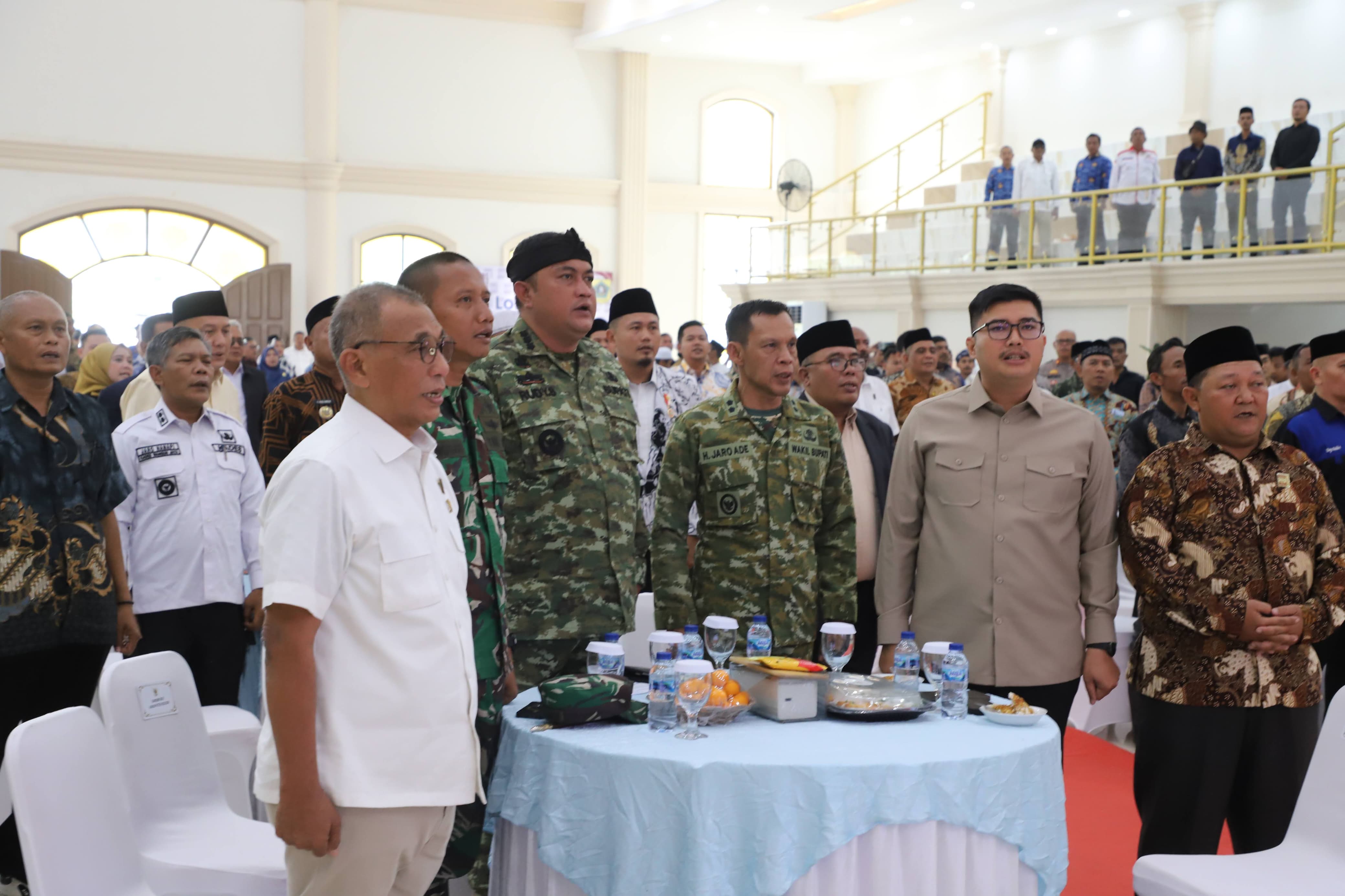 Bupati Bogor, Rudy Susmanto saat membuka Lokakarya dan Pelantikan Pengurus Komite Persiapan Pemekaran Kabupaten Bogor Barat (KPP KBB) di Gedung SBS Premier Venue, Leuwiliang, Rabu 17 Desember 2025.
