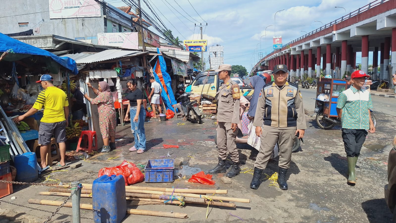Pemerintah Kecamatan Cileungsi bersama Satpol PP menertibkan PKL yang masih membuka lapak di kawasan Flyover Cileungsi, Kabupaten Bogor.