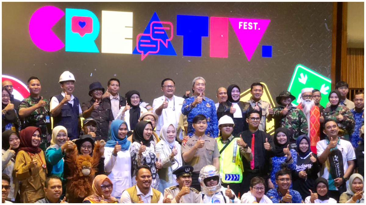 Wali Kota Bogor Dedi Rachim foto bersama para pemenang Creativ Fest 2025. Radar Bogor borong tiga penghargaan.
