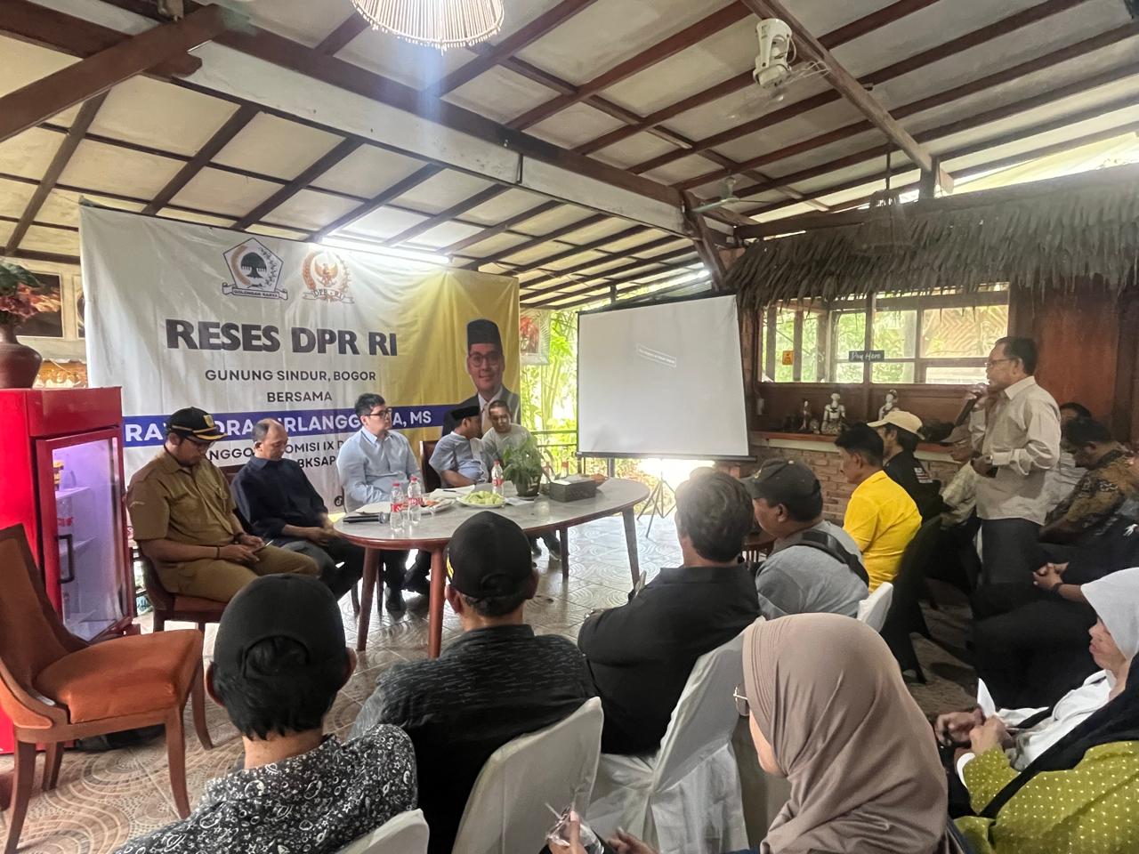 Tokoh masyarakat Parung saat menyampaikan aspirasi terkait program MBG kepada Anggota Komisi IX DPR RI, Ravindra Airlangga di Gunungsindur.