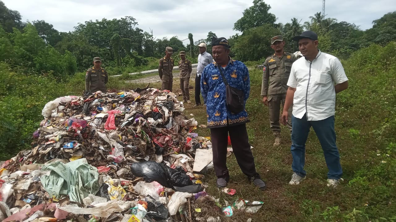 Tumpukan sampah liar tiba-tiba muncul di Kampung Leuwiranji, Desa Sukamulya, Kecamatan Rumpin, Kabupaten Bogor.