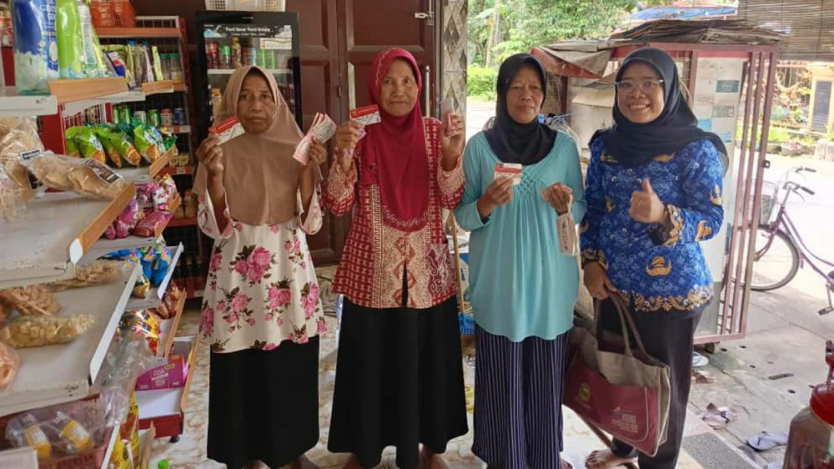 Ilustrasi. KPM bansos PKH BPNT mencairkan bantuan.