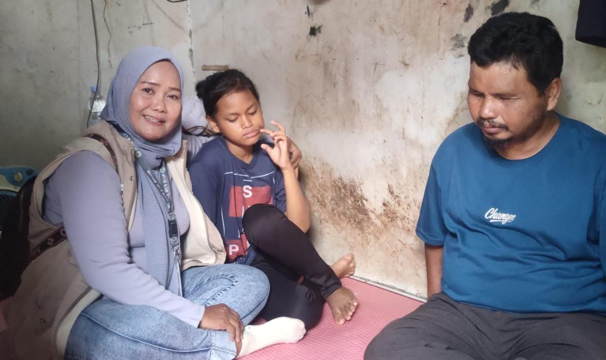 Anggota IPSM Kluster Anak Kecamatan Bojonggede, Sri Hastuti Julianti saat mengantar anak hilang tanpa identitas ke kediaman ayah kandungnya di Bojonggede, Kabupaten Bogor, Kamis 18 Desember 2025.