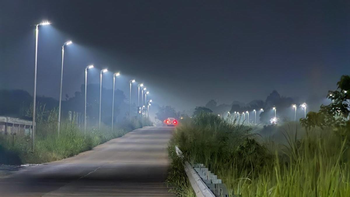 Suasana Jalan Raya Bomang, Kabupaten Bogor yang kini dipasang lampu penerangan jalan umum (PJU).