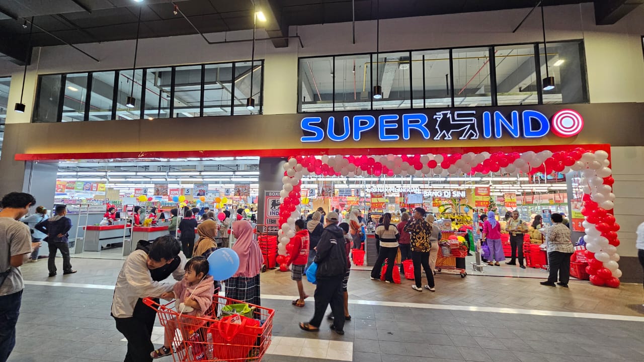 Sejumlah pelanggan menghadiri Grand Opening Supermarket Superindo di Boxies 123 Mall, Kamis 18 Desember 2025.