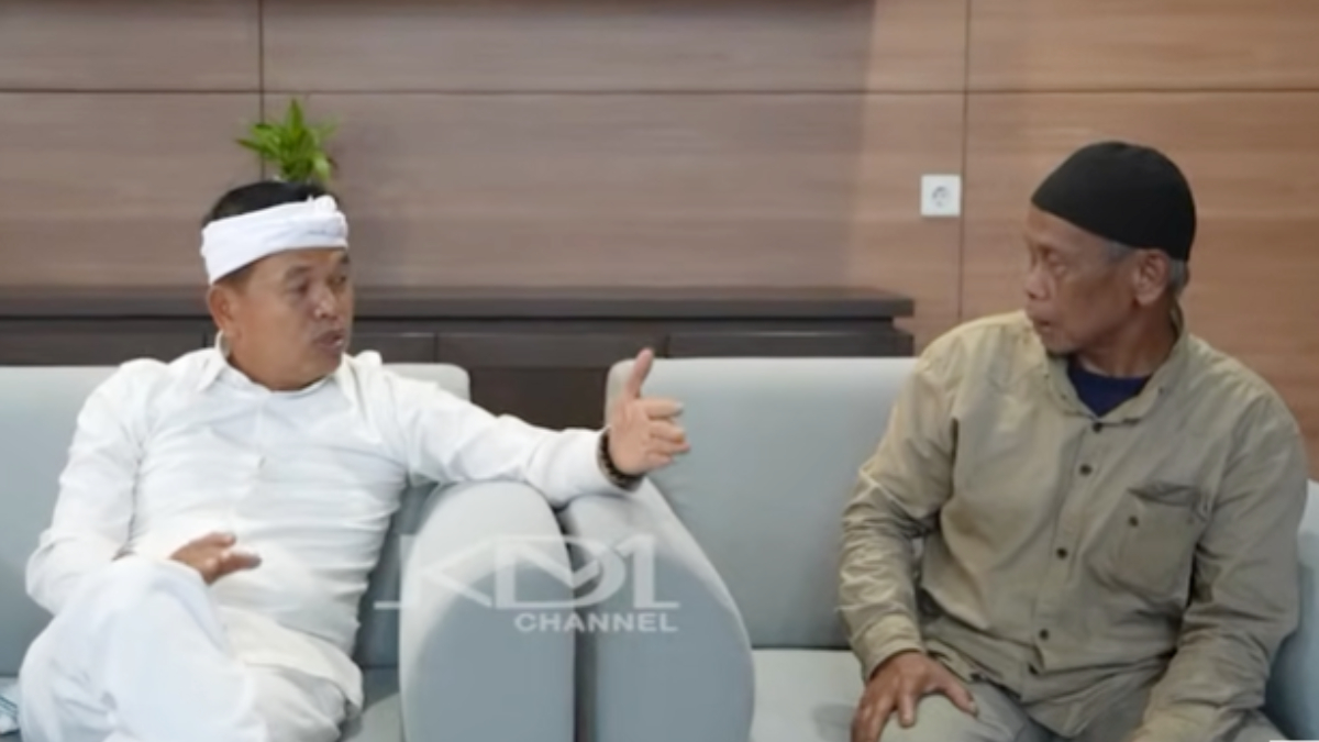 Gubernur Jawa Barat Dedi Mulyadi saat berbincang dengan Abah Imang warga Desa Gunung Bunder, Kecamatan Pamijahan, Kabupaten Bogor.