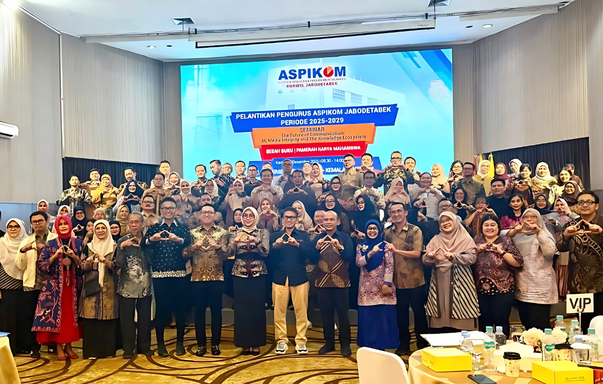 FOTO BERSAMA: ASPIKOM Koordinator Wilayah Jabodetabek resmi melantik jajaran pengurus baru yang juga diselanggarakan seminar hingga bedah buku.